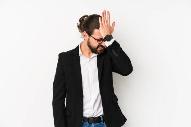 Beyaz arka planda izole edilmiş beyaz bir iş adamı bir şeyi unutuyor. Alnına avuç içi ve kapalı gözlerle vuruyor..