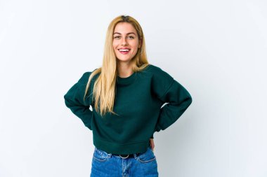 Beyaz arka planda izole edilmiş genç sarışın kadın mutlu, güler yüzlü ve neşeli.