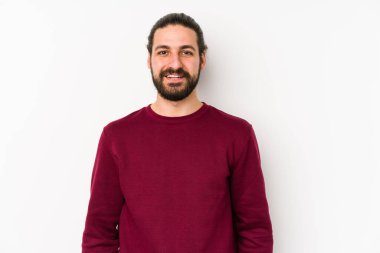 Genç, uzun saçlı adam beyaz bir arka planda izole edilmiş mutlu, güler yüzlü ve neşeli..