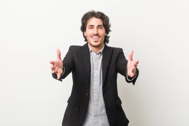 Beyaz bir geçmişi olan genç bir iş adamı kameraya sarıldığı için kendinden emin..