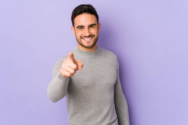 Mor arka planda izole edilmiş genç beyaz adam öne bakan neşeli gülücükler.