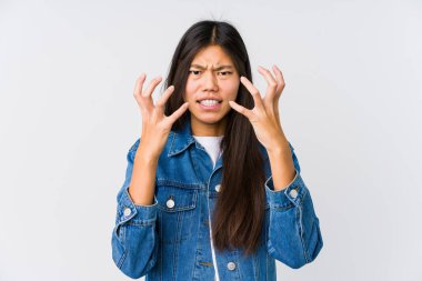 Genç Asyalı kadın gergin elleriyle çığlık atıyor..