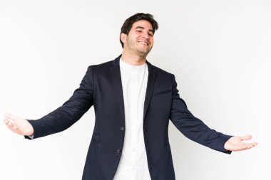 Beyaz arka planda izole edilmiş genç bir iş adamı hoş bir ifade sergiliyor..