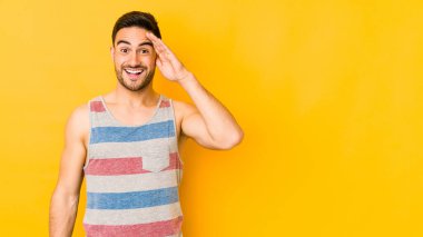 Sarı fırında izole edilmiş genç beyaz adam yüksek sesle bağırıyor, gözleri açık ve elleri gergin tutuyor..