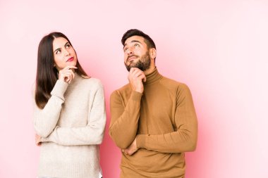 Kafkasyalı genç çift şüpheli ve şüpheci bir ifadeyle yanlamasına bakıyor..