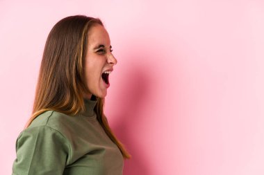 Kafkasyalı genç bir kadın izole edilmiş bir şekilde poz veriyor ve fotokopi odasına doğru bağırıyor.