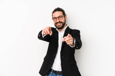Kafkasyalı genç iş adamı, beyaz bir arka planda izole edilmiş, mutlu bir şekilde gülümsüyor..