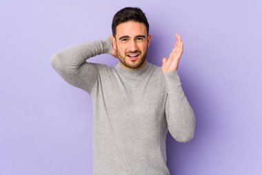 Mor arka planda izole edilmiş genç beyaz adam öfkeyle bağırıyor..