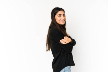 Mor arka planda yalnız yaşayan genç Hintli kadın gülüyor ve eğleniyor..