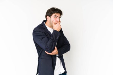 Genç iş adamı beyaz arka planda izole edilmiş korkmuş ve korkmuş.