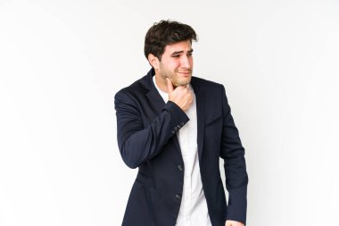 Beyaz arka planda yaşayan genç iş adamı virüs veya enfeksiyon yüzünden boğazında ağrı hissediyor..