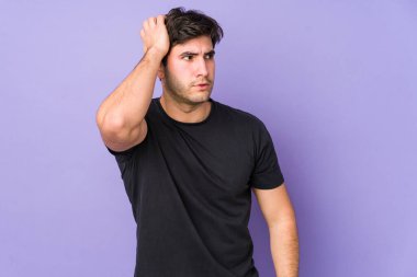 Mor arka planda izole genç adam şok oldu, o önemli bir toplantı hatırladı.