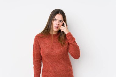 Yalnız poz veren beyaz bir kadın.