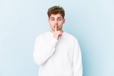 Sarışın, kıvırcık saçlı, beyaz tenli bir adam bir sır saklıyor ya da sessizlik istiyor..