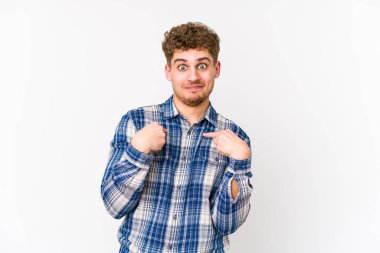 Sarışın, kıvırcık saçlı, soyutlanmış beyaz adam parmağını gösterip gülümseyerek şaşırdı..