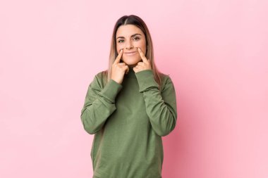 Kafkasyalı genç bir kadın iki seçenek arasında kuşkuya düşmüş..