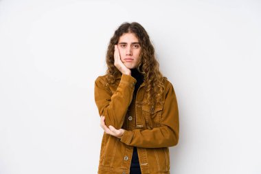 Uzun saçlı yalnız poz veren, sıkılmış, yorgun ve dinlenmeye ihtiyacı olan bir adam..