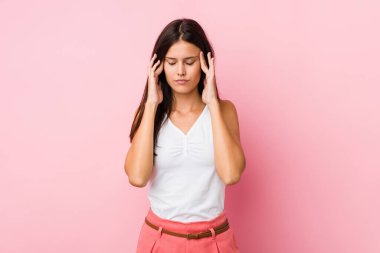 Şakaklara dokunan ve baş ağrısı çeken genç ve güzel bir kadın..