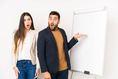 Kafkasyalı genç iş çifti, avuç içlerindeki kopya alanından etkilendi..