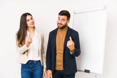 Kafkasyalı genç bir iş çifti seni işaret ederek izole etti. Sanki seni davet ediyormuş gibi..