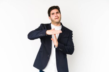 Beyaz arka planda izole edilmiş genç bir iş adamı bir mola hareketi gösteriyor..