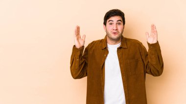 Bej arka planda izole edilmiş genç bir adamın bir fikri, ilham konsepti var..