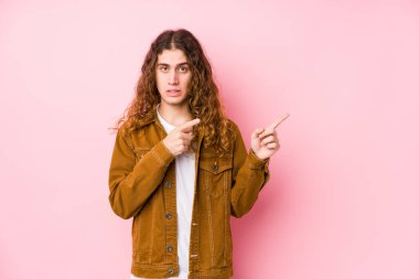 Genç, uzun saçlı, izole edilmiş, şok olmuş, işaret parmağıyla fotokopi çekilen bir yeri işaret ediyor..
