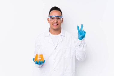 Genç Latin bilim adamı iki numarayı parmaklarıyla gösterdi..