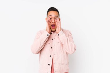 Yalnız poz veren genç latin adam heyecanla bağırıyor..