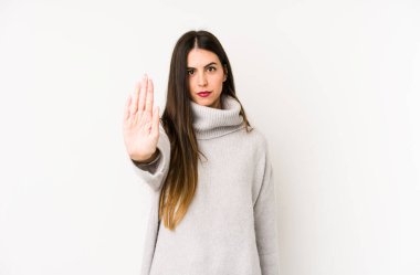 Beyaz arka planda izole edilmiş genç beyaz bir kadın elini uzatmış, dur işareti göstererek seni engelliyor..