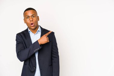 Beyaz arka planda izole edilmiş genç iş adamı yan tarafı işaret ediyor.