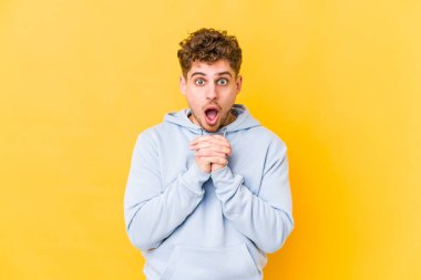  Şans dilemek için, hayret içinde ve ağzı açık, önüne bakıyor..