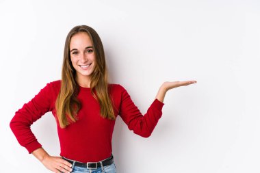 Kafkasyalı genç bir kadın yalnız poz veriyor. Bir avuç içinde fotokopi alanı gösteriyor ve başka bir eli belinde tutuyor..