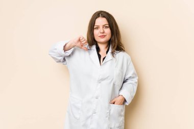 Genç bir doktor kadın hoşlanmadığı bir hareket gösteriyor, başparmakları aşağıda. Anlaşmazlık konsepti.