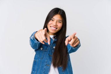 Genç Asyalı kadın gülümsüyor..