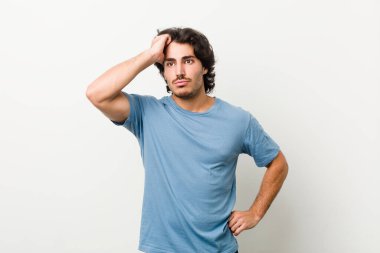 Beyaz bir arkaplan karşısında genç ve yakışıklı bir adam şok geçiriyordu. Önemli bir buluşmayı hatırladı..