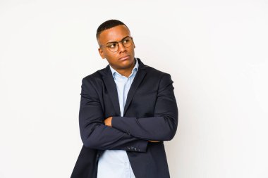 Genç iş adamı beyaz arka planda izole edilmiş mutsuz, iğneleyici ifadeyle kameraya bakıyor..