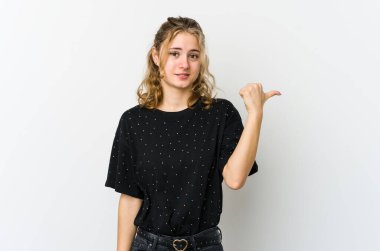 Beyaz arka plandaki genç beyaz kadın işaret parmağıyla fotokopi alanını işaret ederek şok oldu..