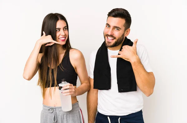 Jovem Caucasiano Fitness Casal Isolado Mostrando Telefone Celular Chamada Gesto — Fotografia de Stock