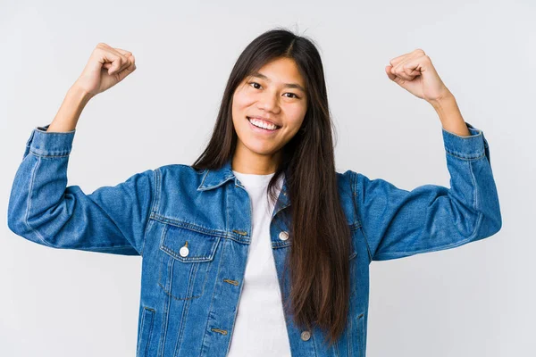 Joven Mujer Asiática Mostrando Gesto Fuerza Con Los Brazos Símbolo —  Fotos de Stock