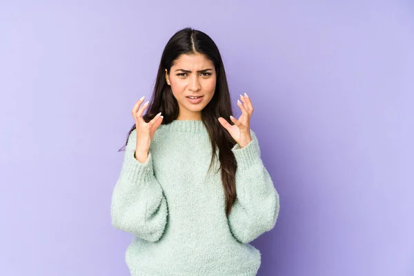 Jovem Indiana Mulher Isolado Roxo Fundo Chateado Gritando Com Tenso — Fotografia de Stock