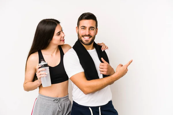 Jovem Caucasiano Fitness Casal Isolado Sorrindo Apontando Para Lado Mostrando — Fotografia de Stock