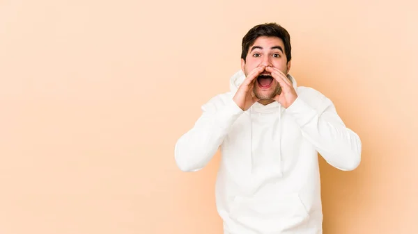 Joven Aislado Sobre Fondo Beige Gritando Emocionado Frente —  Fotos de Stock