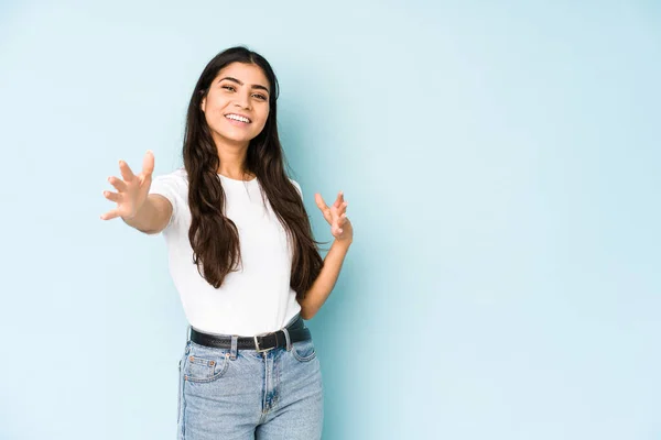 Junge Indianerin Auf Blauem Hintergrund Gibt Selbstbewusst Eine Umarmung Die — Stockfoto