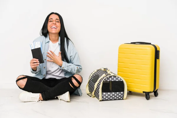 Mujer Viajera Con Gato Aislado Sobre Fondo Blanco Ríe Voz — Foto de Stock