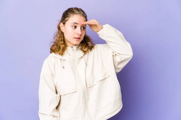 Junge Kaukasische Frau Auf Lila Hintergrund Schaut Weit Weg Und — Stockfoto