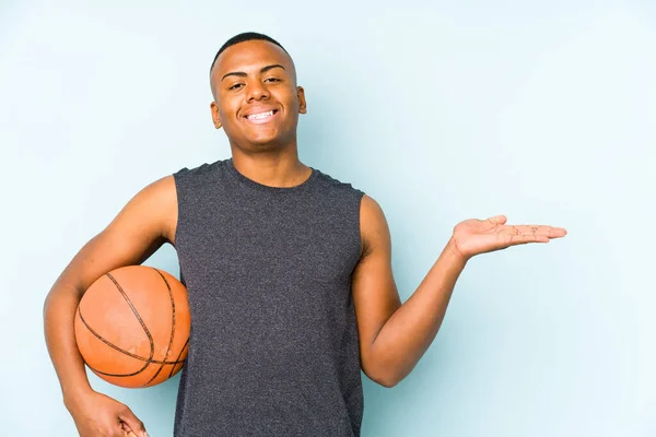 Joven Colombiano Jugando Baloncesto Aislado Mostrando Espacio Copia Una Palma — Foto de Stock