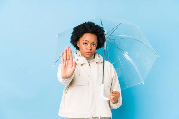 Ung Afrikansk Amerikansk Kvinna Håller Ett Paraply Isolerat Stående Med — Stockfoto