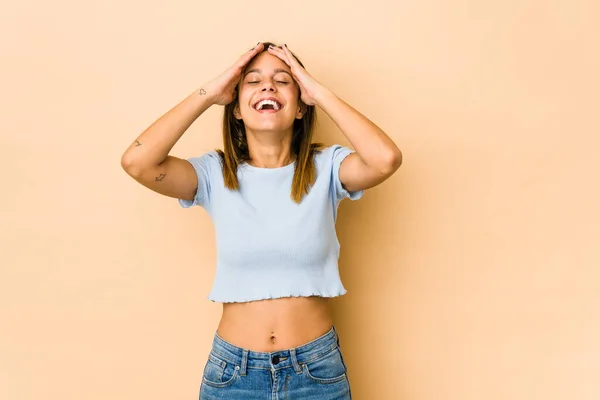 Mujer Joven Aislada Sobre Fondo Beige Ríe Alegremente Manteniendo Las —  Fotos de Stock