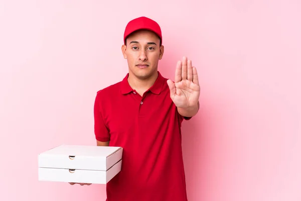 Ung Pizza Leverans Latin Man Isolerad Stående Med Utsträckt Hand — Stockfoto